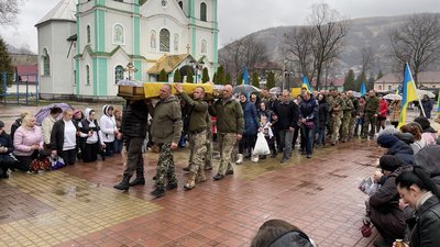 У Рахові попрощалися із загиблими на війні Андрієм Шміло У Рахові попрощалися із загиблими на війні Андрієм Шміло