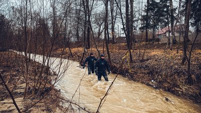 На Буковині тривають пошуки дитини, яка впала з моста в річку На Буковині тривають пошуки дитини, яка впала з моста в річку