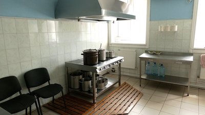 "Тут — люди, яким немає куди повертатися". Як живе будинок милосердя на Прикарпатті, що прихищає вимушених переселенців "Тут — люди, яким немає куди повертатися". Як живе будинок милосердя на Прикарпатті, що прихищає вимушених переселенців