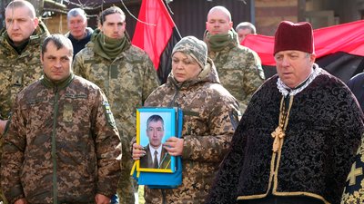 У громаді на Тернопільщині попрощалися із загиблим бійцем Василем Бабінцем У громаді на Тернопільщині попрощалися із загиблим бійцем Василем Бабінцем