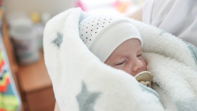 У Чернівцях одномісячну дівчинку залишили у будинку дитини. Її оглядають медики У Чернівцях одномісячну дівчинку залишили у будинку дитини. Її оглядають медики
