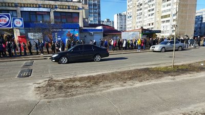 У Києві утворилися черги до продуктових магазинів У Києві утворилися черги до продуктових магазинів