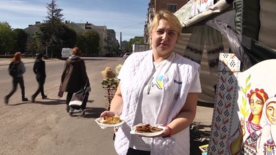 Свято дерунів із благодійною метою: у Коростені фестиваль дерунів провели в іншому форматі Свято дерунів із благодійною метою: у Коростені фестиваль дерунів провели в іншому форматі