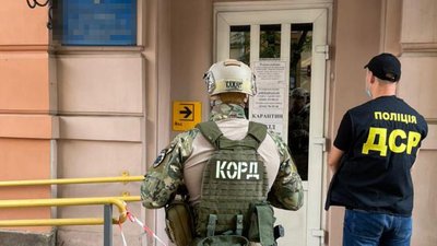 "Відкати" за перемогу у тендерах. У Франківську затримали посадовця Пенсійного фонду на хабарі