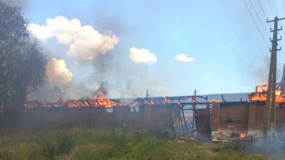 Армія РФ обстріляла Золочів на Харківщині: знищені будинки, спалахнули склади Армія РФ обстріляла Золочів на Харківщині: знищені будинки, спалахнули склади