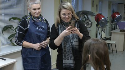 Семирічна черкащанка відрізала коси, щоб допомогти онкохворій