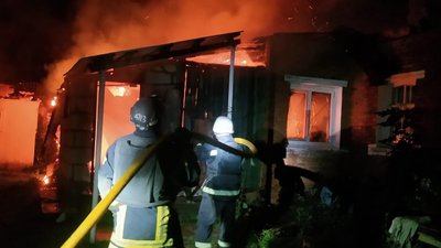 Рятувальники гасять пожежу у Вовчанську Харківської області після обстрілів