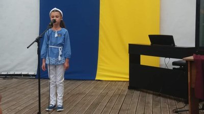 Софія Подолянчук з Хмельницького читає вірш Софія Подолянчук з Хмельницького читає вірш