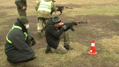 На Кіровоградщині юнаки та дівчата змагались у стрільбі зі справжньої зброї На Кіровоградщині юнаки та дівчата змагались у стрільбі зі справжньої зброї