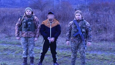 В горах на Закарпатті прикордонники затримали сімох чоловіків, які спробували перетнути кордон В горах на Закарпатті прикордонники затримали сімох чоловіків, які спробували перетнути кордон