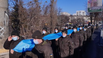 Об'єднали дві частини державного прапора. Вінничани долучись до акції "Міст єдності"