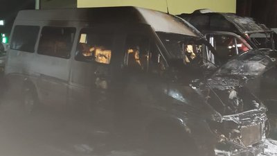 На Франківщині вночі горіли сім автомобілів. Що про це відомо На Франківщині вночі горіли сім автомобілів. Що про це відомо