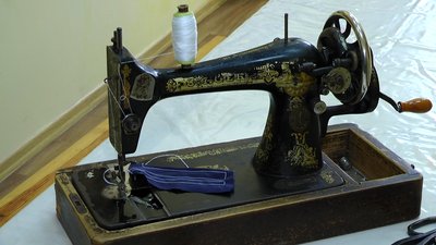 На 119-річній машинці шиють маски в Миколаївському краєзнавчому музеї На 119-річній машинці шиють маски в Миколаївському краєзнавчому музеї