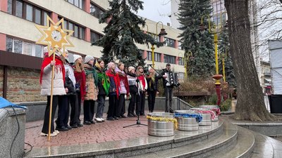 Місцеві музичні колективи співали колядки Місцеві музичні колективи співали колядки