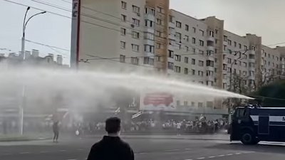 У Білорусі силовики розганяють протест водометами