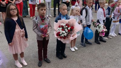 Свято першого дзвоника: як розпочали навчання в одній зі шкіл Прикарпаття Свято першого дзвоника: як розпочали навчання в одній зі шкіл Прикарпаття