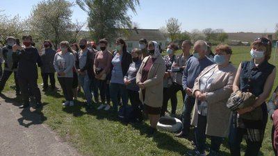 У селі на Волині хочуть закрити малокомплектну школу через недофінансування. Місцеві проти У селі на Волині хочуть закрити малокомплектну школу через недофінансування. Місцеві проти