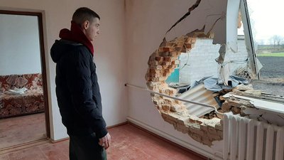 Пошкоджені будинки у селі: наслідки обстрілу Хмельниччини — фоторепортаж Пошкоджені будинки у селі: наслідки обстрілу Хмельниччини — фоторепортаж