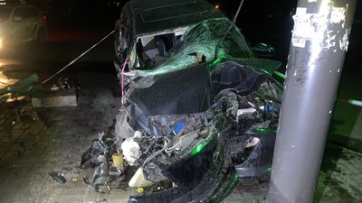 У Кропивницькому легковик наїхав на відбійник: травмувалися двоє людей