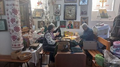 У Полтаві волонтерам не вистачає тканин для плетіння маскувальних сіток У Полтаві волонтерам не вистачає тканин для плетіння маскувальних сіток