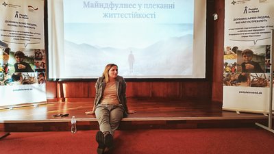 Війна, психологи та лікарняні клоуни: в Ужгороді вивчали способи відновлення дітей від психологічних травм Війна, психологи та лікарняні клоуни: в Ужгороді вивчали способи відновлення дітей від психологічних травм