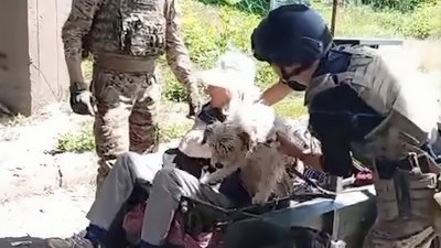 Військові зустрічають евакуйовану жінку