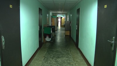 У Херсоні поліція з'ясовує причини смерті жінки, яка вистрибнула з вікна гуртожитку У Херсоні поліція з'ясовує причини смерті жінки, яка вистрибнула з вікна гуртожитку