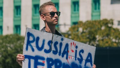 Українці провели акцію в аеропорту Відня, щоб вшанувати пасажирів збитого Росією MH17 Українці провели акцію в аеропорту Відня, щоб вшанувати пасажирів збитого Росією MH17