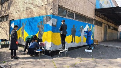 У Кривому Розі студенти з викладачами створили мурал, присвячений українським військовим У Кривому Розі студенти з викладачами створили мурал, присвячений українським військовим