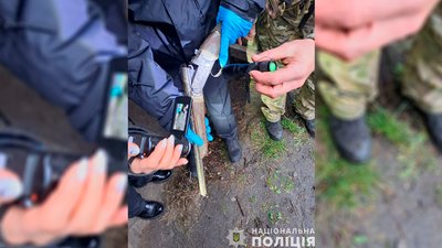Рушниці, сотня набоїв та магазини до автомата Калашникова: поліція виявила зброю у жителя Чернігівщини Рушниці, сотня набоїв та магазини до автомата Калашникова: поліція виявила зброю у жителя Чернігівщини