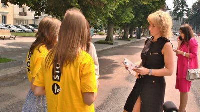 Волонтери роздавали буклети з порадами, що робити, якщо стали жертвами торгівлі людьми та куди можна зателефонувати, аби отримати допомогу. Фото: Суспільне. Волонтери роздавали буклети з порадами, що робити, якщо стали жертвами торгівлі людьми та куди можна зателефонувати, аби отримати допомогу. Фото: Суспільне.