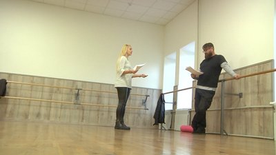 Придбали ролі на аукціоні та готуються до вистави. У Херсоні пройшла репетиція акторів-аматорів