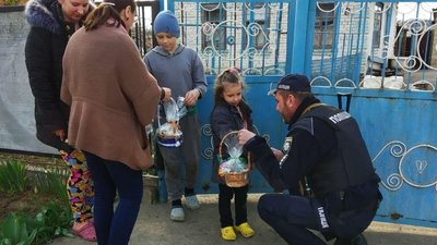На Дніпропетровщині поліцейські офіцери громади привітали дітей-переселенців з Великоднем