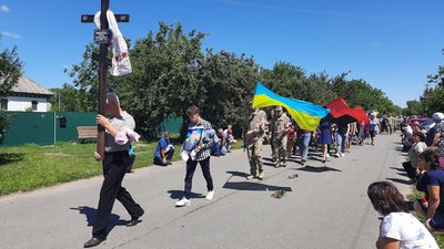 На Черкащині попрощались із військовослужбовцем, який загинув на війні з Росією