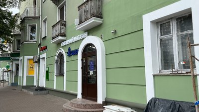 У будинку на Соборній у Рівному майже усі підприємці змінили вивіски У будинку на Соборній у Рівному майже усі підприємці змінили вивіски