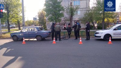 У Рубіжному велосипедист пробив скло та залетів на заднє сидіння легковика У Рубіжному велосипедист пробив скло та залетів на заднє сидіння легковика