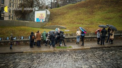 У Києві учасники толоки прибирали Алею Героїв Небесної Сотні У Києві учасники толоки прибирали Алею Героїв Небесної Сотні