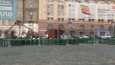 У центрі Харкова почали монтувати ялинку