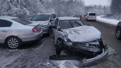Під Житомиром утворився затор від Високої Печі – у ДТП потрапили три автівки Під Житомиром утворився затор від Високої Печі – у ДТП потрапили три автівки