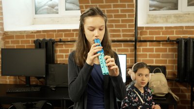 Дідусь був би в шоці: Onuka зіграла на 3D-копіях інструментів Олександра Шльончика Дідусь був би в шоці: Onuka зіграла на 3D-копіях інструментів Олександра Шльончика
