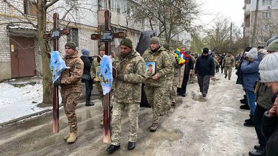 Поховали в один день. У Миколаєві попрощалися з братами-військовослужбовцями Поховали в один день. У Миколаєві попрощалися з братами-військовослужбовцями