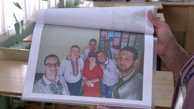 Галина Пастух показує фото з Віталієм Скакуном та учнями Галина Пастух показує фото з Віталієм Скакуном та учнями