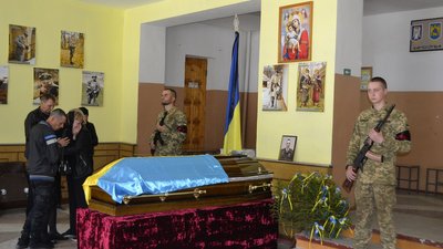 На Прикарпатті прощаються із загиблим військовослужбовцем Ігорем Колесніченком На Прикарпатті прощаються із загиблим військовослужбовцем Ігорем Колесніченком
