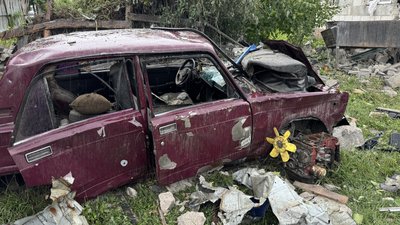 Пошкоджене авто внаслідок влучання КАБів 28 липня
