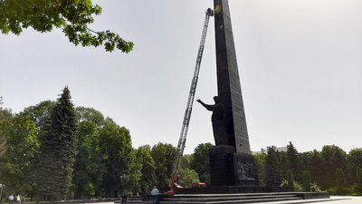 З обеліска на меморіалі у Луцьку демонтують радянську зірку З обеліска на меморіалі у Луцьку демонтують радянську зірку