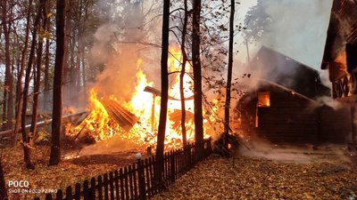 На Житомирщині загорівся готель з дерев'яного зрубу На Житомирщині загорівся готель з дерев'яного зрубу