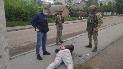 Правоохоронці затримали двох житомирян, які вимагали у підприємця 17 тисяч доларів Правоохоронці затримали двох житомирян, які вимагали у підприємця 17 тисяч доларів