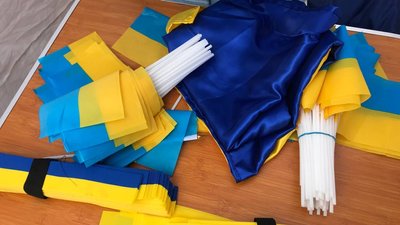 У Полтаві безкоштовно роздають державні прапори