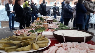 У Сумському гуманітарному штабі влаштували день борщу У Сумському гуманітарному штабі влаштували день борщу