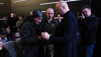 У Черкасах родинам загиблих захисників вручили почесні відзнаки У Черкасах родинам загиблих захисників вручили почесні відзнаки
